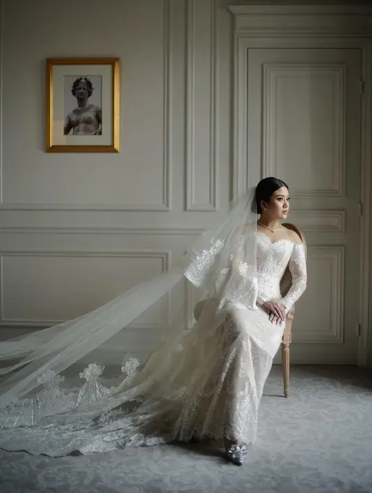 Melengkapi penampilannya, Valencia kenakan heels kristal dari Jimmy Choo [@morden.co]