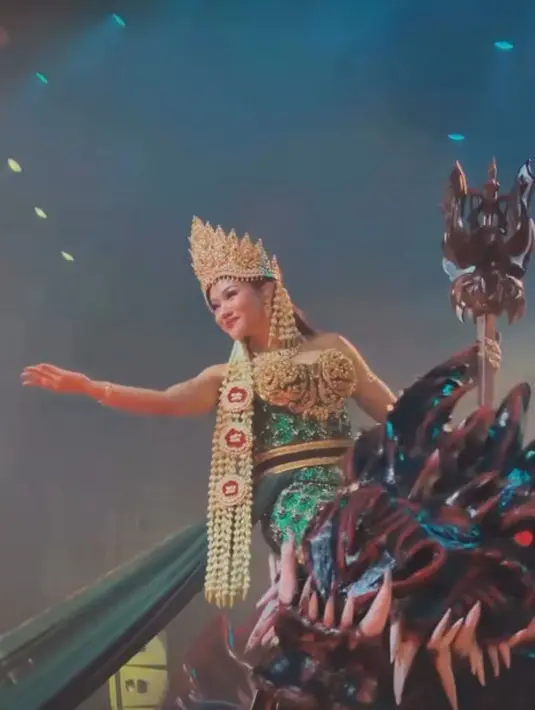 Yura Yunita berperan sebagai Mahadewi dengan pesona khas penguasa Pantai Selatan berbalut kostum hijau emas [@yurayunita]