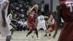 Pebasket Putra Indonesia, Daniel Wenas mencoba melewati pebasket India saat laga final bola basket 18th Asian Games Invitation Tournament di Hall Basket Senayan, Senin (12/2). Timnas basket putra Indonesia meraih medali emas. (Liputan6.com/Faizal Fanani)