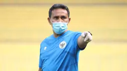 Pelatih Timnas Indonesia U-16, Bima Sakti, memberikan arahan saat pemusatan latihan di Stadion Patriot Candrabhaga, Bekasi, Senin (6/7/2020). Timnas Indonesia U-16 terus menggelar persiapan sebelum berkiprah di Piala AFC U-16 2020. (Dokumentasi PSSI)