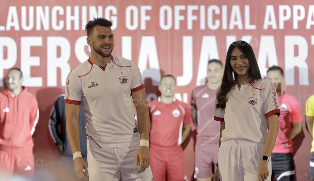 Marko Simic didampingi model cantik dengan jersey tandang pada Launching Official Apparel di Springhill, Kemayoran, Jakarta (2/2/2018). Persija Jakarta menggandeng Specs sebagai penyuplai apparel Macan Kemayoran musim 2018/2019. (Bola.com/Nick Hanoatubun)