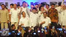 Prabowo Subianto didampingi Anies Baswedan dan Sandiaga Uno berfoto bersama saat menghadiri rapat akbar kader di Jakarta, Minggu (8/1). (Liputan6.com/Angga Yuniar)