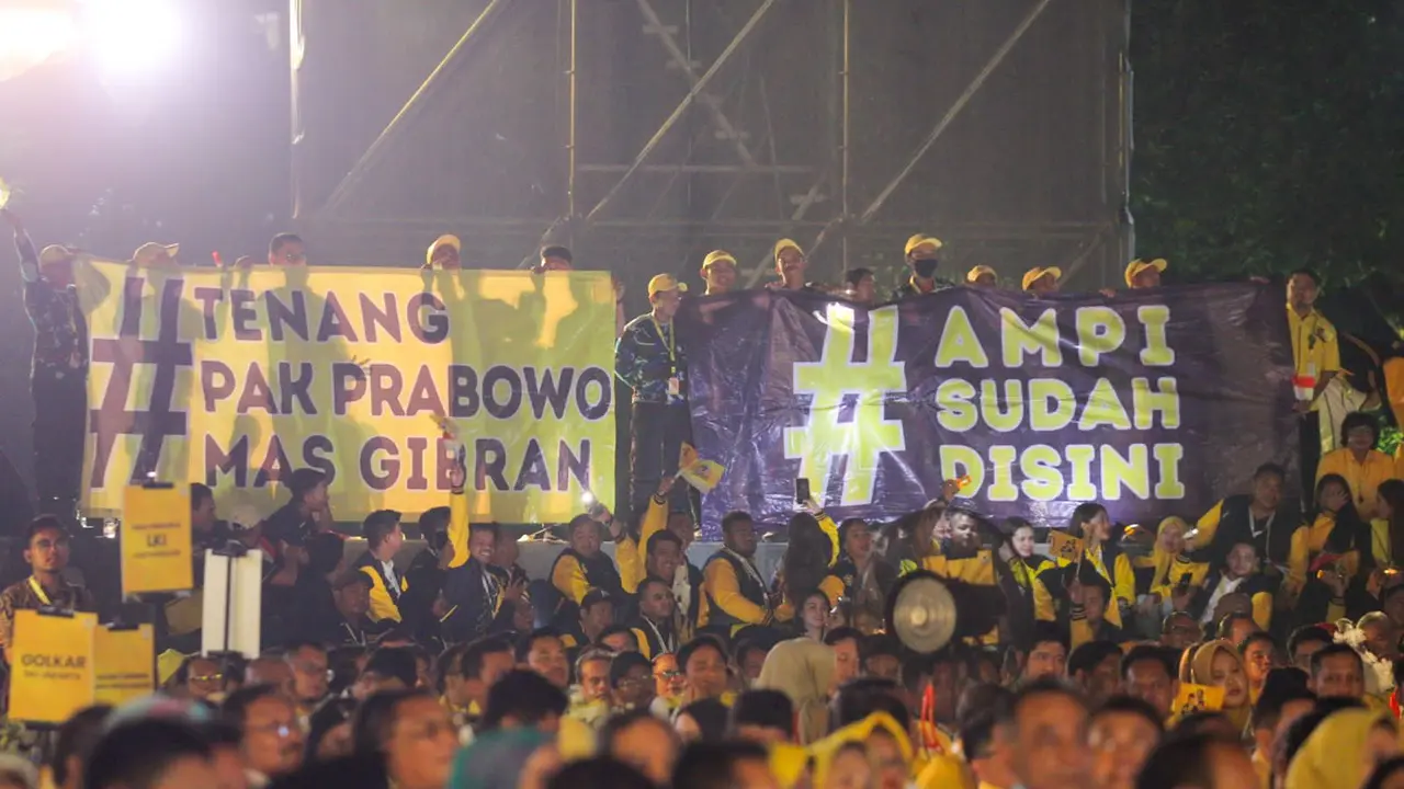 Angkatan Muda Pembaharuan Indonesia (AMPI) Partai Golkar menggelar aksi dukungan untuk memenangkan pasangan capres Prabowo Subianto dan cawapres Gibran Rakabuming Raka pada acara Puncak HUT ke-59 Partai Golkar pada Senin (6/11/2023).