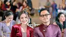 Sarah Menzel juga turut serta di acara Mitoni Aurel Hermansyah. Kebaya pilihan Sarah tak kalah cantik, bersiluet kutubaru dari bahan velvet dengan bagian tengah dipenuhi payet berkilauan. [Foto: Instagram/ashanty_ash]