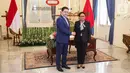 Menteri Luar Negeri RI, Retno Marsudi bersalaman dengan Menteri Luar Negeri Maroko, Nasser Bourita di kantor Kemenlu, Jakarta, Senin (28/10/2019). Pertemuan tersebut membahas hubungan bilateral antara kedua negara. (Liputan6.com/Faizal Fanani)