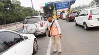 Petugas menawarkan kartu transaksi tol non tunai kepada pengendara di gerbang tol Pejompongan, Jakarta, Jumat (15/9). Hal tersebut dilakukan agar transaksi penggunaan jalan tol lebih cepat dan tidak terlalu antre. (Liputan6.com/Angga Yuniar)