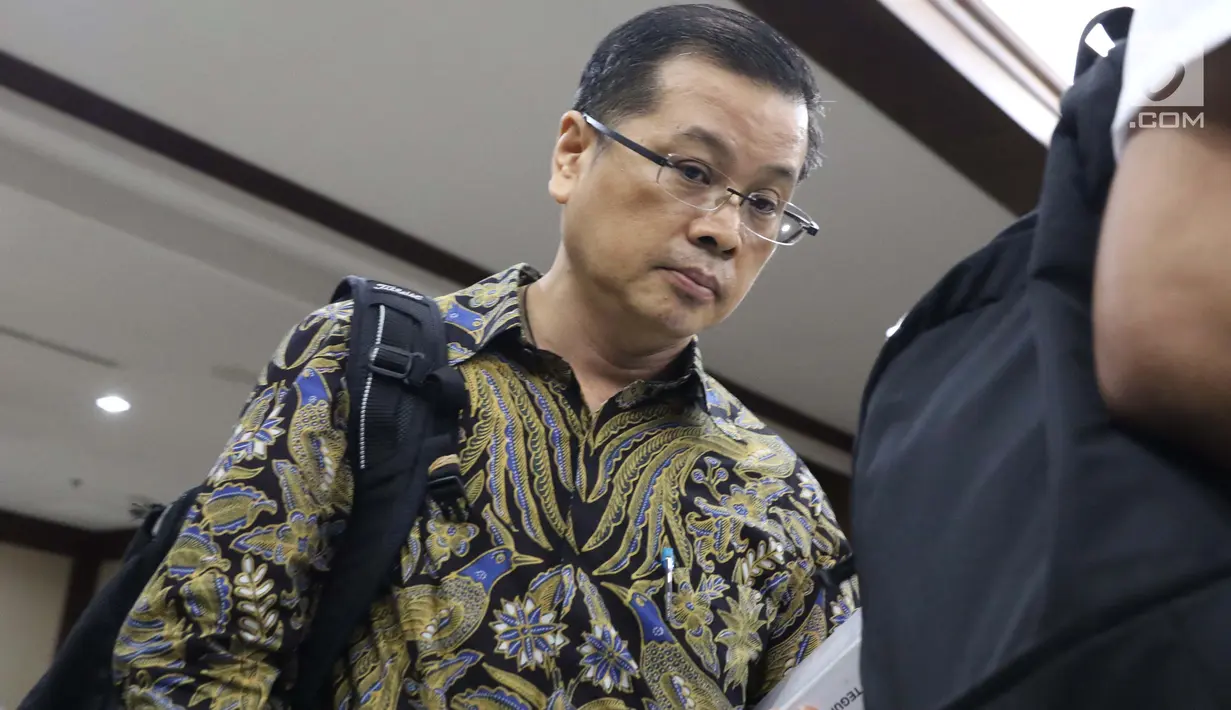 Terdakwa dugaan suap anggota DPRD Kalteng, Willy Agung usai sidang tuntutan di Pengadilan Tipikor, Jakarta, (27/2). Edy Saputra Suradja dituntut 2 tahun 6 bulan penjara, denda Rp100 juta subsider tiga bulan kurungan. (Liputan6.com/Helmi Fithriansyah)