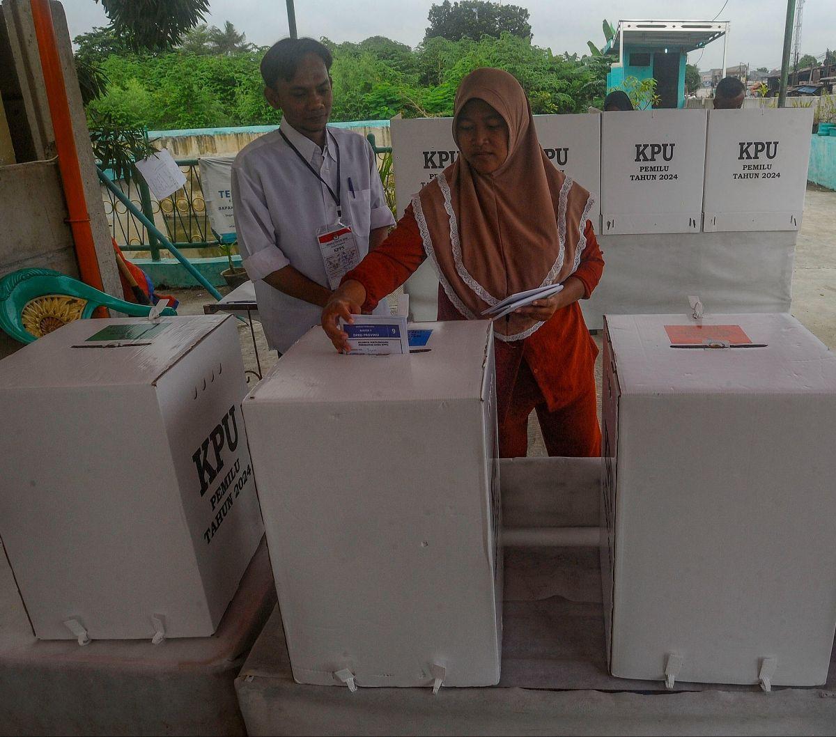 Warga melakukan pencoblosan saat pemungutan suara Pemilu 2024 susulan di Tempat Pemungutan Suara (TPS) 10, Pondok Kacang, Tangerang Selatan, Banten, Minggu (18/02/2024). Komisi Pemilihan Umum (KPU) Kota Tangerang Selatan menggelar pemungutan suara susulan