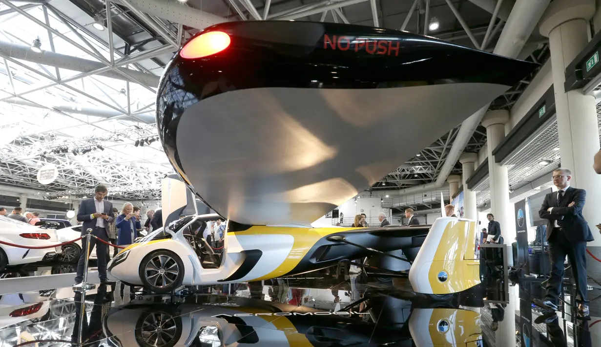 Bagian samping mobil terbang AeroMobil saat dipamerkan di Monaco, Kamis (20/4). Dukungan mesin hybrid membuat AeroMobil lebih ramah lingkungan. (AP Photo / Claude Paris)