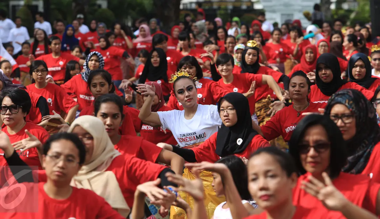 Para peserta flash mob tari tradisional pendet asal Bali memadati halaman Museum Nasional Indonesia, Jakarta, Sabtu (23/4). Kegiatan ini menyambut peringatan ulang tahun Museum Nasional Indonesia pada 24 April 2016 (Liputan6.com/Angga Yuniar)