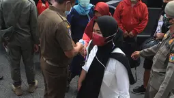 Pemudik turun dari bus Antar Kota Antar Provinsi (AKAP) setibanya di Terminal bus Kalideres, Jakarta Barat, Senin (17/5/2021). Arus balik pemudik mulai terlihat di sejumlah terminal di Jakarta, salah satunya di Terminal Kalideres. (Liputan6.com/Angga Yuniar)