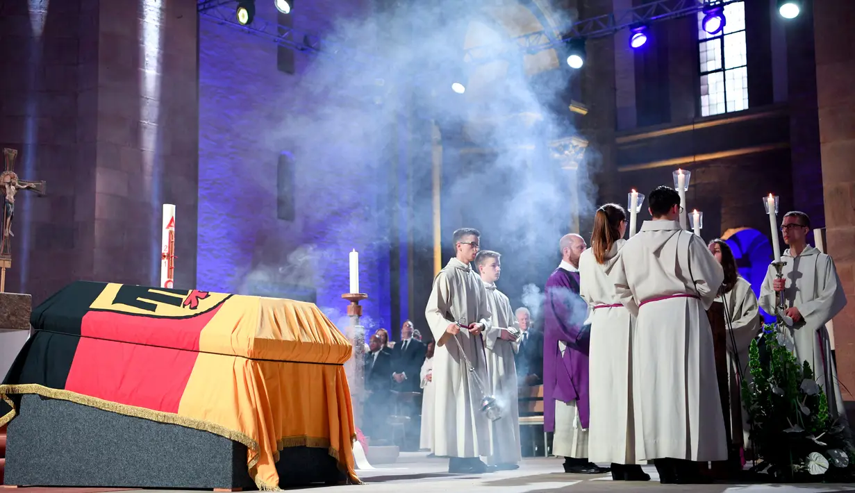 Prosesi upacara pemakaman mantan Kanselir Jerman Helmut Kohl yang dilakukan di katedral Speyer, Jerman (1/7). Kohl memimpin Jerman selama 16 tahun, pada periode 1982 hingga 1998. (Arne Dedert / Pool Photo via AP)