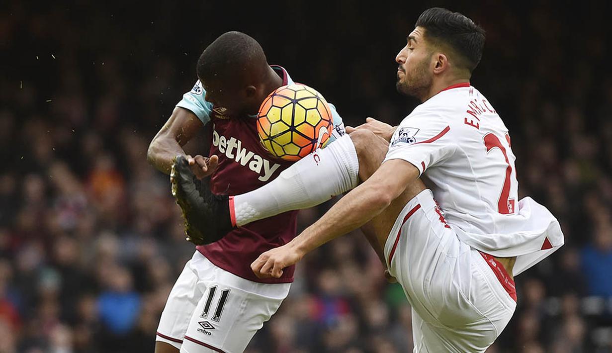 Gelandang Liverpool, Emre Can, berebut bola dengan pemain West Ham, Enner Valencia, pada laga Liga Premier Inggris. Akibat kekalahan itu Liverpool tertahan di peringkat 8 klasemen. (Reuters/Tom Melville)  