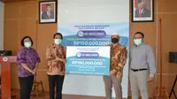 Di Kantor PB IDI, Jakarta, Kamis (9/4/2020), IDI terima donasi Rp150 juta akan dipergunakan IDI untuk membeli APD dan masker. (Dok Ikatan Dokter Indonesia/IDI)