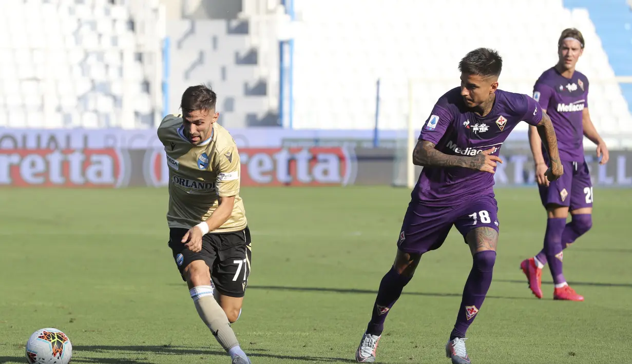Gelandang SPAL,  Marco D'Alessandro membawa bola dari kawalan gelandang Fiorentina, Erick Pulgar pada pertandingan lanjutan Liga Serie A Italia di stadion Paolo Mazza di Ferrara, Italia, Minggu (2/8/2020). Fiorentina menang telak 3-1 atas SPAL. (Filippo Rubin/Lapresse via AP)