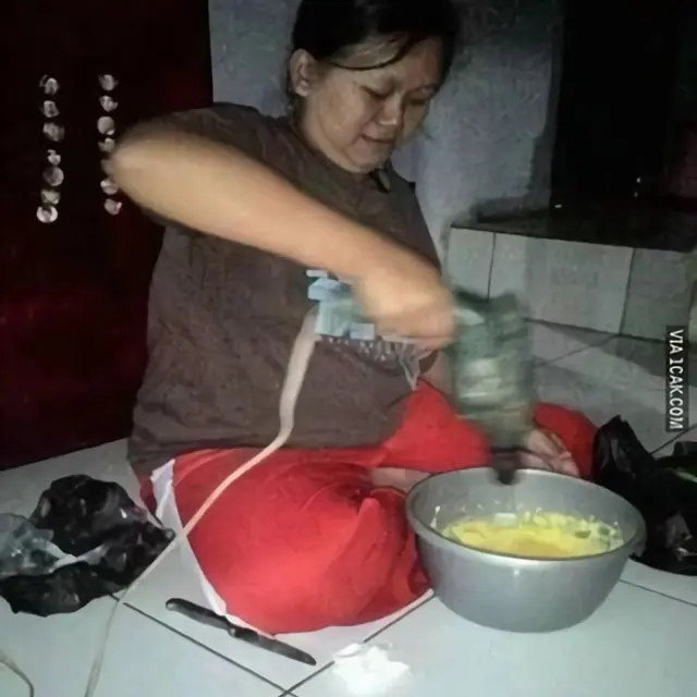 6 Potret Emak-Emak Masak Sambil Duduk Ini Santai Banget, Enggak Takut Gosong