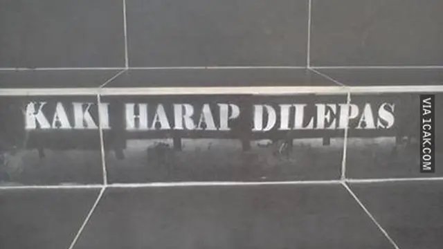 6 Tulisan Alas Kaki Harap Dilepas Ini Bikin Ngakak