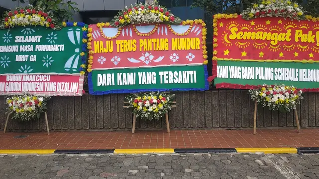 Karangan Bunga di Kementerian BUMN. Liputan6.com/Winda Nelfira