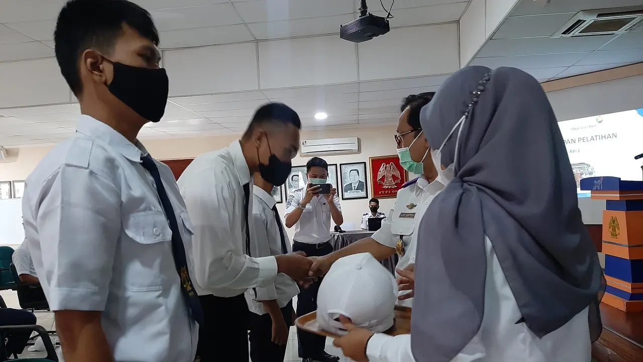 Pemuda yang tinggal di sekitar 4 bandara di bawah PT Angkasa Pura II dilatih keahlian ground handling oleh Politeknik Penerbangan Indonesia (PPI) dan PT Angkasa Pura Solusi Integra. (Dok AP II)