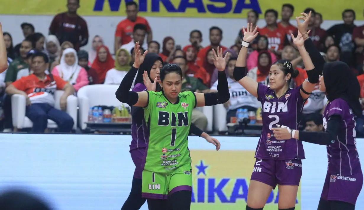 <p>Selebrasi para pemain Jakarta BIN, Yulis Indahyani (kiri) dkk setelah mencetak angka saat menghadapi Jakarta Pertamina Enduro, Maradanti Namira (tengah) dan Ivana Vanjak pada laga seri kedua putaran kedua PLN Mobile Proliga 2024 di GOR Si Jalak Harupat, Kabupaten Bandung, Sabtu (8/6/2024). Jakarta BIN menang 3-0 (25-22, 26-24, 27-25). (Dok. PBVSI)</p>
