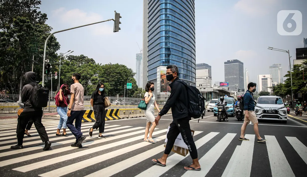 Sejumlah pegawai perkantoran di Jalan Sudirman, Jakarta, Rabu (29/7/2020). Penularan Covid-19 makin meluas dan kluster baru terus bermunculan sejak meningkatnya aktivitas warga. (Liputan6.com/Faizal Fanani)