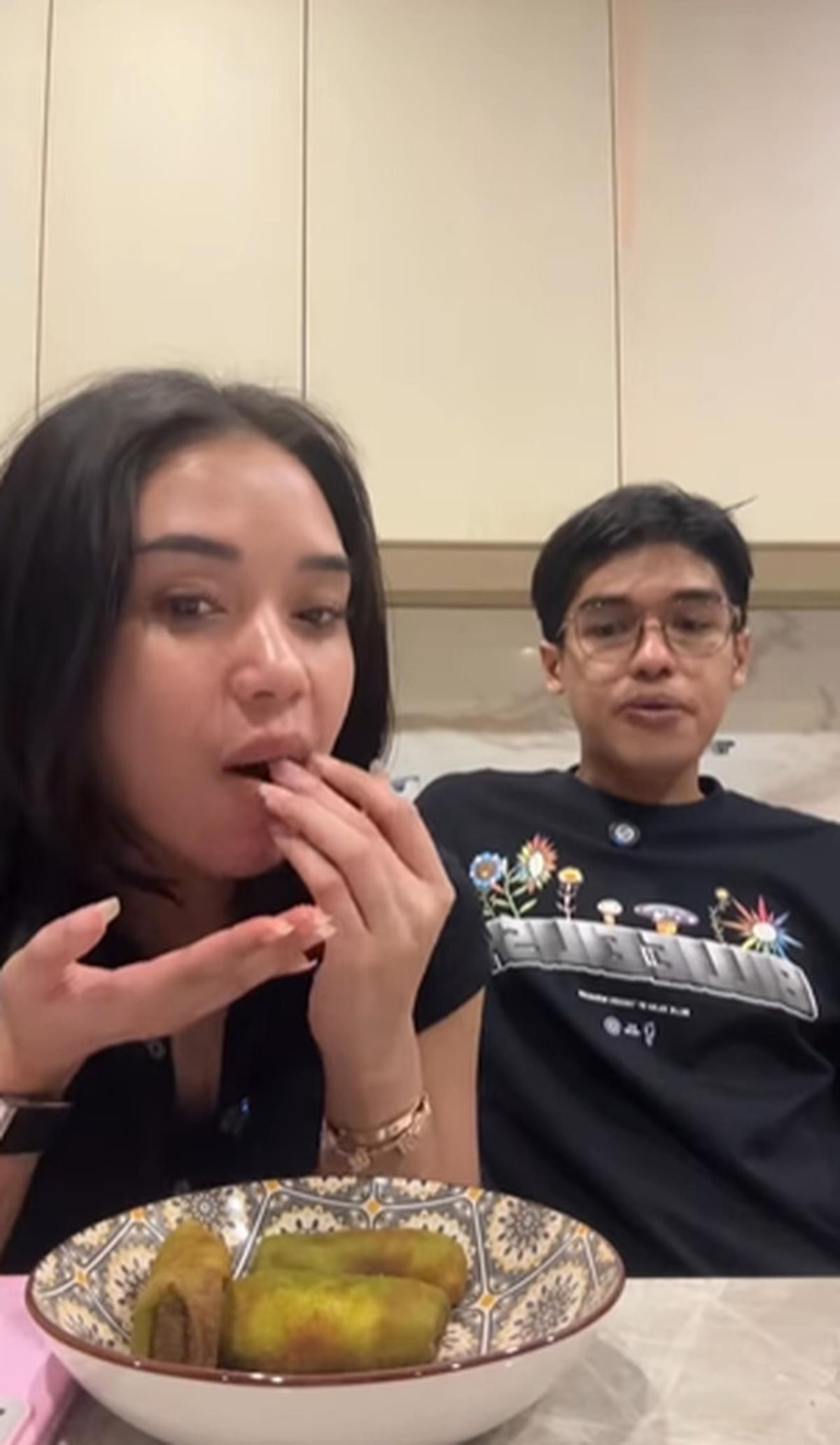 6 Potret Dapur Rumah Ibunda Lula Lahfah, Nyaman dan Efisien untuk Bisnis Risol