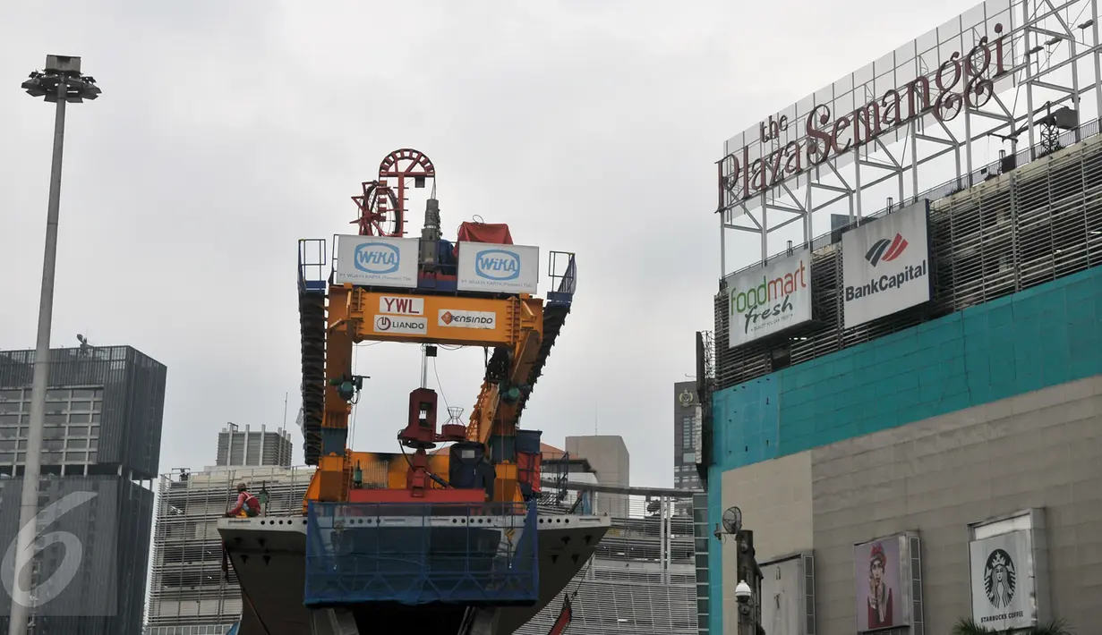 Pekerja menyelesaikan proyek jalan layang Simpang Susun Semanggi, Jakarta, Kamis (23/2). Proyek pembangunan Simpang Susun Semanggi ditargetkan rampung pada Agustus 2017 mendatang. (Liputan6.com/Yoppy Renato)