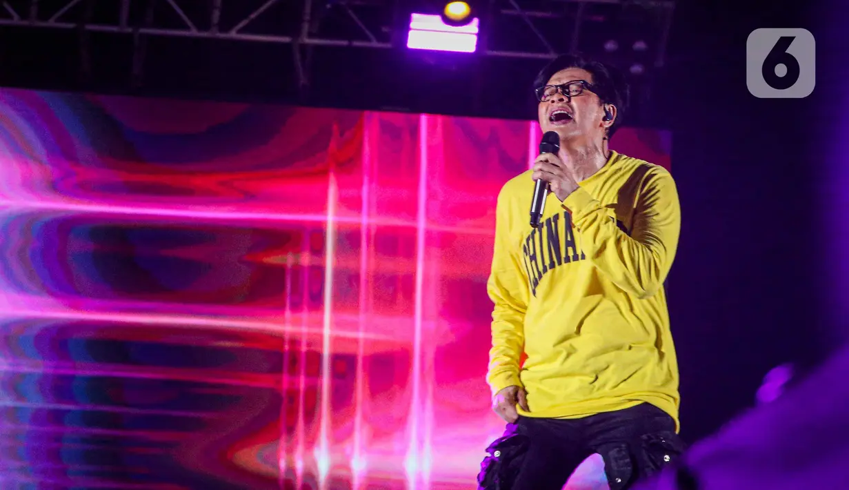 Penampilan penyanyi Armand Maulana pada hari kedua konser New Live Experience 2020 di Parkir Barat JIExpo Kemayoran, Jakarta, Minggu (30/8/2020). Dalam penampilannya, Armand membawakan beberapa lagu hits dari album terbaiknya. (Liputan6.com/Faizal Fanani)