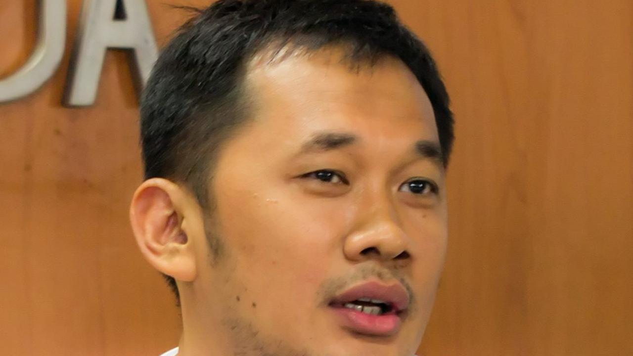 "Yang punya film drama, yang akan tayang di tahun 2024, mending minggir dulu deh. Bakal kalah hits sama drama politik Pemilu," ungkap Hanung.