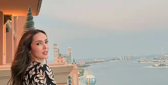 Cathy Sharon baru-baru ini membagikan deretan potret penampilannya selama liburan di Dubai.