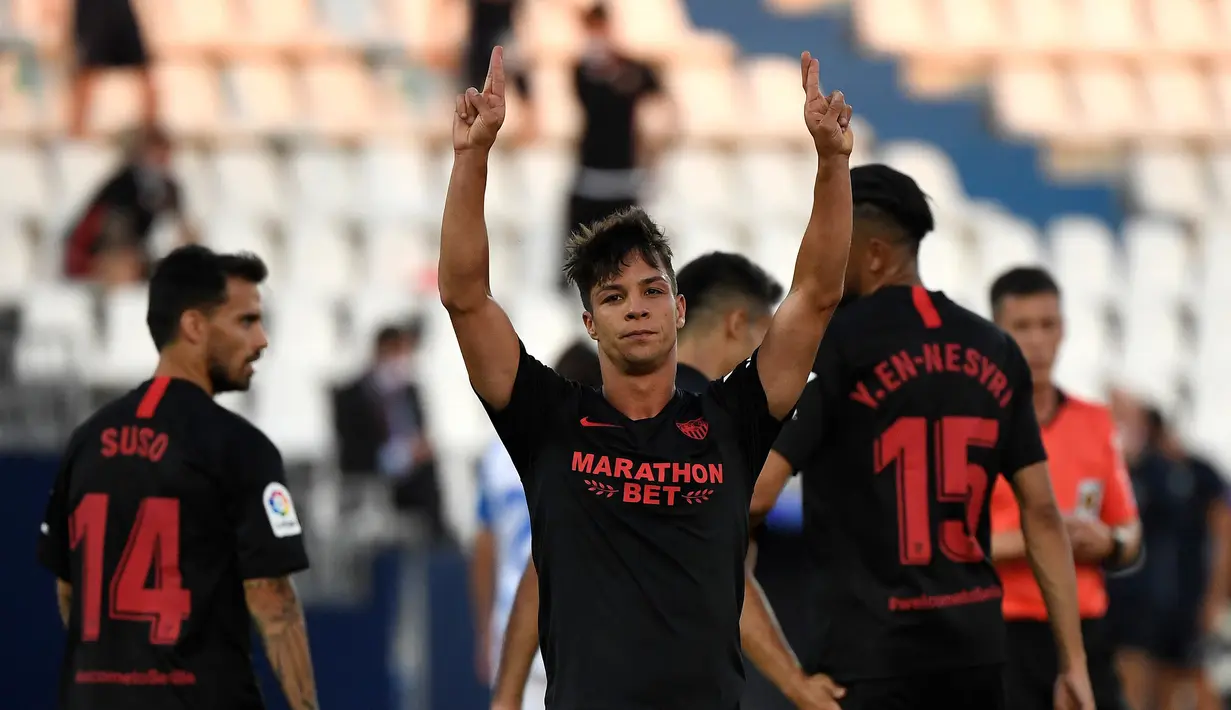 Gelandang Sevilla, Olivier Torres, merayakan gol yang dicetaknya ke gawang Leganes pada laga lanjutan La Liga pekan ke-33 di Estadio Municipal de Butarque, Rabu (1/7/2020) dini hari WIB. Sevilla menang 3-0 atas Leganes. (AFP/Pierre-Philippe Marcou)