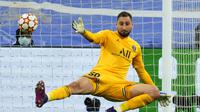 Kiper PSG Gianluigi Donnarumma gagal menghentikan tembakan striker Real Madrid Karim Benzema pada pertandingan leg kedua babak 16 besar Liga Champions di Stadion Santiago Bernabeu, Kamis (10/3/2022) dini hari WIB. (AP Photo/Manu Fernandez)