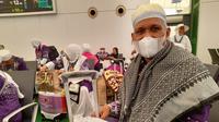 Abdul Latif, jemaah haji asal Kabupaten Kepulauan Selayar, menggunakan jasa kargo untuk mengirimkan oleh-oleh dengan aman ke kampung halaman. (dok. Liputan6.com/Dinny Mutiah/MCH 2025)