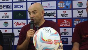 Pelatih kepala PSM Makassar, Bernardo Tavares saat konferensi pers usai laga menghadapi Persikabo 1973 pada pekan ke-3 BRI Liga 1 2023/2024 menghadapi Persikabo 1973 di Stadion Pakansari, Cibinong, Bogor, Jumat (14/7/2023). (Bola.com/Abdul Aziz)