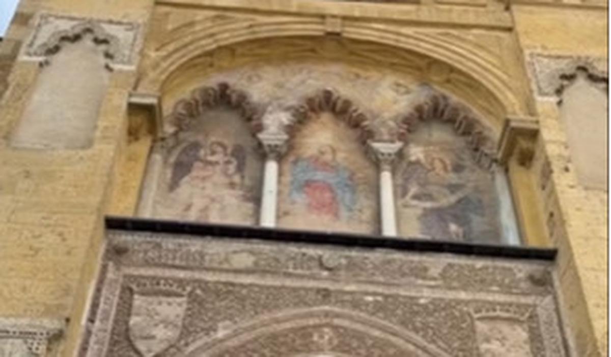 Bangunan ibadah ini dibangun oleh Abdurrahman I pada 785 CE, ketika Cordoba yang merupakan ibu kota dari wilayah yang dikuasai Muslim, Al-Andalus.
