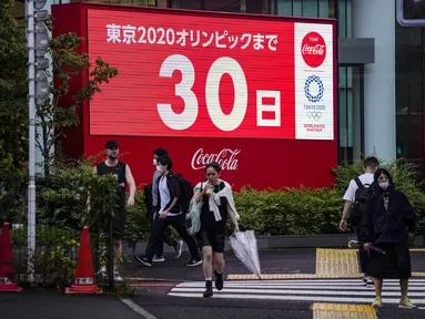 Jam hitung mundur menunjukkan 30 hari menuju upacara pembukaan Olimpiade Tokyo 2020 di Tokyo, Jepang pada Rabu (23/6/2021). Olimpiade Tokyo dimulai pada 23 Juli dan penyelenggara mengizinkan penonton lokal menghadiri venue pertandingan dengan kapasitas 50 persen. (AP Photo/Kiichiro Sato)