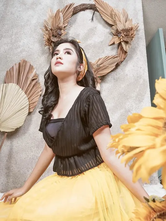Perpaduan warna hitam dan kuning memang perpaduan yang manis. Penampilan Ochi dalam balutan crop top hitam dipadukan dengan skirt kuning membuat tampilannya lebih fresh dan ceria. Bandana kuning membuat, gaya Ochi semakin chic dan fashionable. (Liputan6.com/IG/@ochi24)