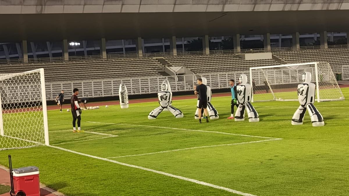 Alex Pastoor Sambangi Latihan Timnas Indonesia Jelang Hadapi Filipina di Piala AFF U-23 2025, Beri Masukan Strategi?