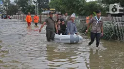 Petugas menggunakan perahu karet mengangkut warga melintasi banjir di Jalan Pondok Raya Gede, Jakarta Timur, Selasa (25/2/2020).  Sejumlah ruas jalan tergenang dan akses ke beberapa wilayah terputus, salah satunya Jalan Pondok Raya Gede. (Liputan6.com/Herman Zakharia)