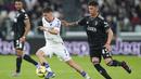 Pemain Sampdoria, Filip Duricic, berusaha melewati pemain Juventus, Enzo Barrenechea, pada laga pekan ke-26 Serie A 2022/2023 di Allianz Stadium, Senin (13/03/2023). (Spada/LaPresse via AP)