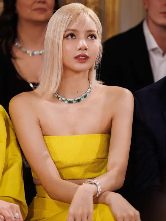 Untuk menyempurnakan penampilannya kali ini, Lisa BLACKPINK menambahkan perhiasan perak. Gelang, kalung, dan anting-anting perak mungil menghiasi keseluruhan penampilannya dengan sempurna. [Foto: Instagram/lalalalisa_m]