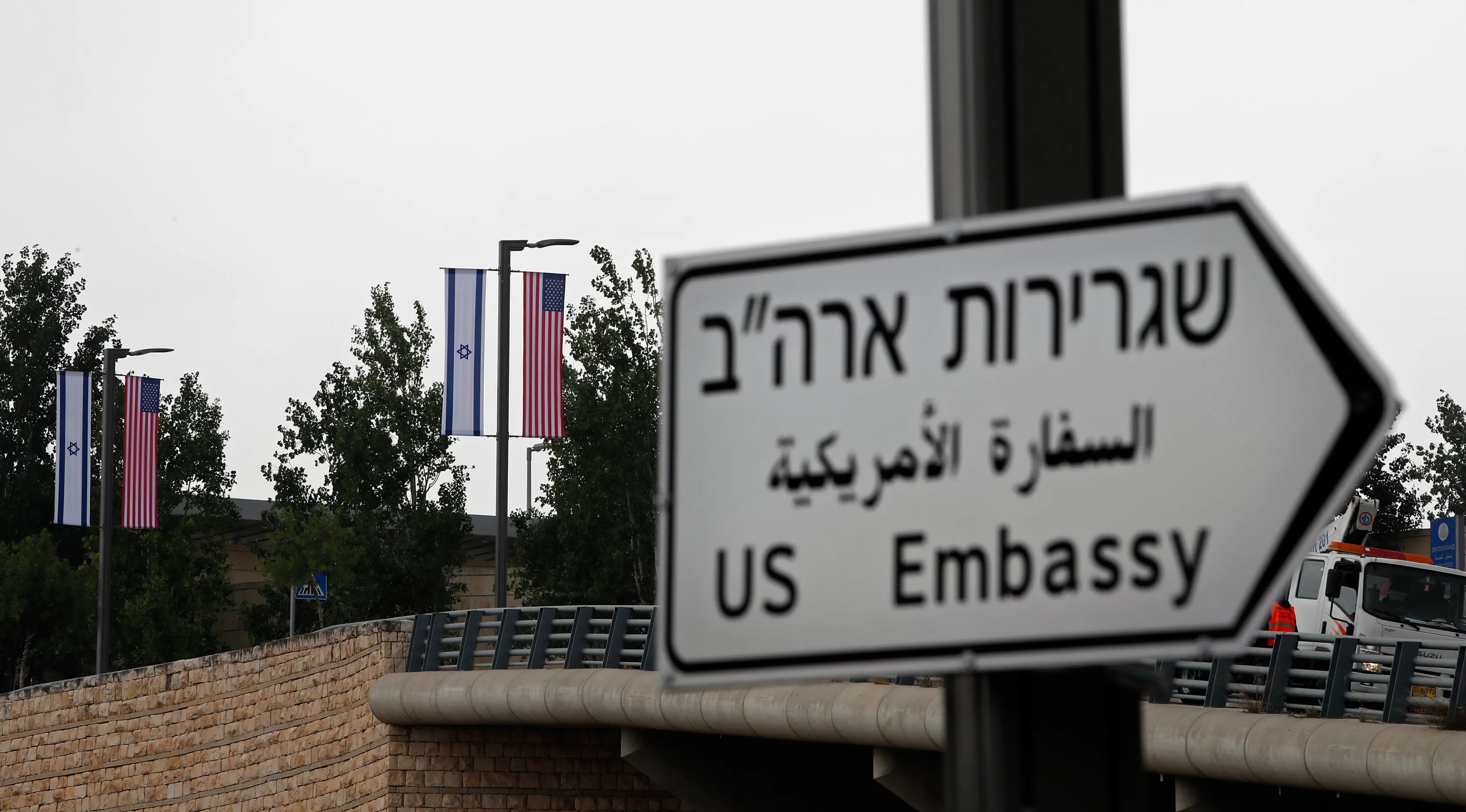 Tanda jalan yang menunjukan arah Kedutaan Besar Amerika Serikat (AS) mulai terlihat di Yerusalem, Senin (7/5). Rambu penunjuk arah tersebut dipasang menjelang diresmikannya Kedubes AS di Yerusalem pada 14 Mei mendatang. (AFP/THOMAS COEX)