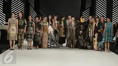 21 Wanita berpose diatas panggung mengenakan busana rancangan Era Soekamto  dalam Senayan City Fashion Nation ke-11, Jakarta, Rabu (12/4). Memperingati hari Kartini, Senayan City memberikan penghargaan ke 21 wanita. (Liputan6.com/Herman Zakharia)