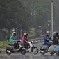 Pengendara sepeda motor menggunakan jas hujan saat berkendara di kawasan Bundaran HI, Jakarta, Minggu (24/1/2021). Badan Meteorologi Klimatologi dan Geofisika (BMKG) mencatat sebagian besar wilayah Indonesia telah memasuki masa puncak musim hujan. (Liputan6.com/Herman Zakharia)