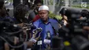 Perwakilan keluarga Nyak Sandang, Maturidi memberikan keterangan kepada awak media di RSPAD Gatot Subroto, Jakarta Pusat, Sabtu (31/3). Maturidi mengatakan penglihatan Nyak Sandang (91) mulai membaik pascaoperasi katarak. (Liputan6.com/Faizal Fanani)