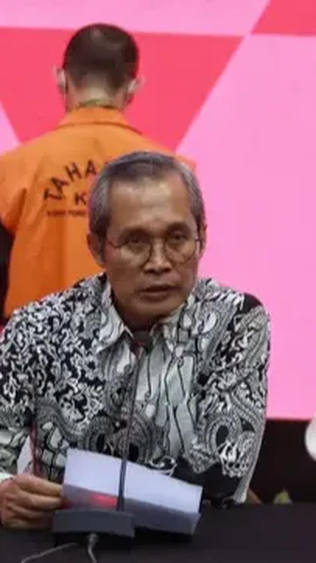Wakil Ketua KPK Alexander Marwata menyebut, Andi diduga telah menerima gratifikasi selama menjabat sebagai pegawai di Bea Cukai sebesar Rp28 miliar. Uang gratifikasi ini digunakan Andhi untuk kepentingan pribadi dan keluarganya.