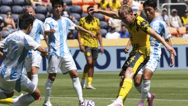 Bek Borussia Dortmund, Daniel Svensson, menjebol gawang Ulsan Hyundai di Piala Dunia Antarklub 2025 di TQL Stadium, Kamis (26/06/2025). (AP Photo/Jeff Dean)