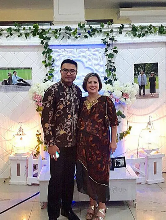 "Enggak tahunya, Mas Surya yang telepon. Itu lama banget, kami telepon-teleponan sampai tiga setengah jam," tutur Cynthia yang sempat mengikuti kejuaraan menyanyi tingkat Asia, Asia Bagus. (Instagram/cynthia_lamusu)