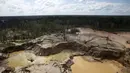 Pemandagan dari udara kawasan pertambangan emas ilegal di zona yang dikenal sebagai Mega 14, Madre de Dios, Amazon selatan, Peru, (13/7/2015). 10 persen hasil tambang emas ilegal ini menguasi pasar nasional Peru. (REUTERS/Janine Costa)