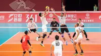 Pemain timnas voli putra Indonesia Doni Haryono mencoba mengumpan saat menghadapi Afghanistan pada laga ketiga Grup F Asian Games 2023 di&nbsp;Deqing Sports Centre Gymnasium, Kamis (20/9/2023). Indonesia menang&nbsp;3-0 (25-18, 25-21, 25-17). (foto: CGTN Sports)